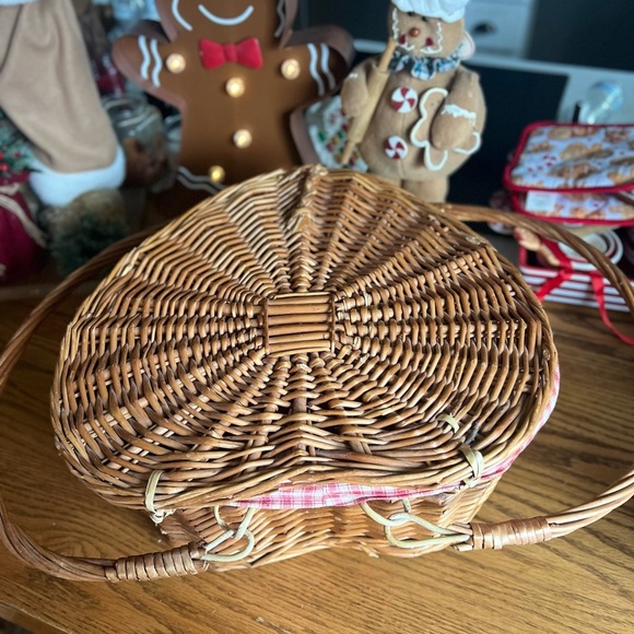 🩷 Rare Vintage 1972 Large
Heart Shape Wicker
Basket ‼️FINAL SALE - Picture 8 of 10